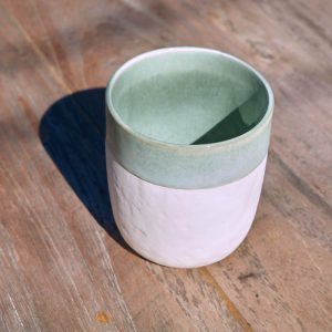 Becher aus Steingut